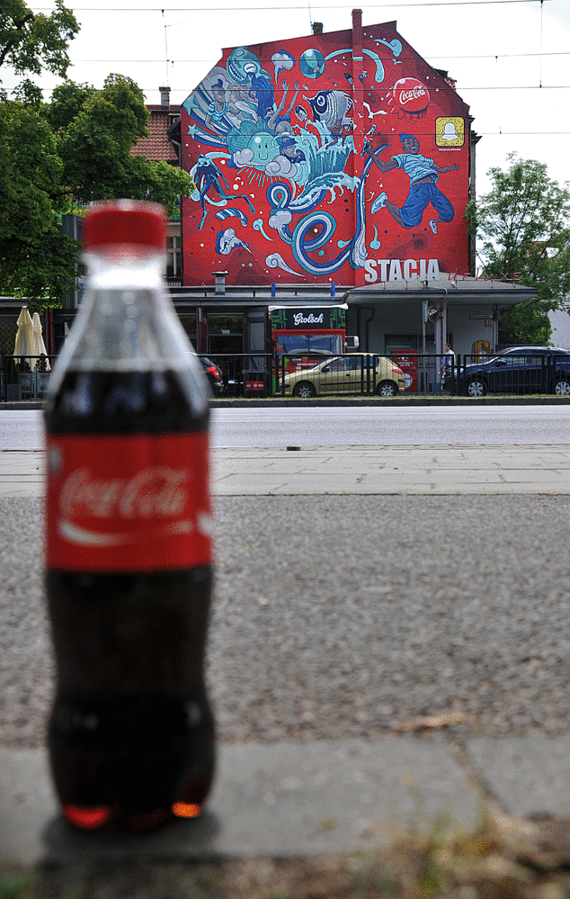 Mural reklama Coca-Cola - ilustracja Mateusz Kołek - Gdańsk Getta Warszawskiego 16 | Seria murali na zamówienie Coca Cola | Portfolio