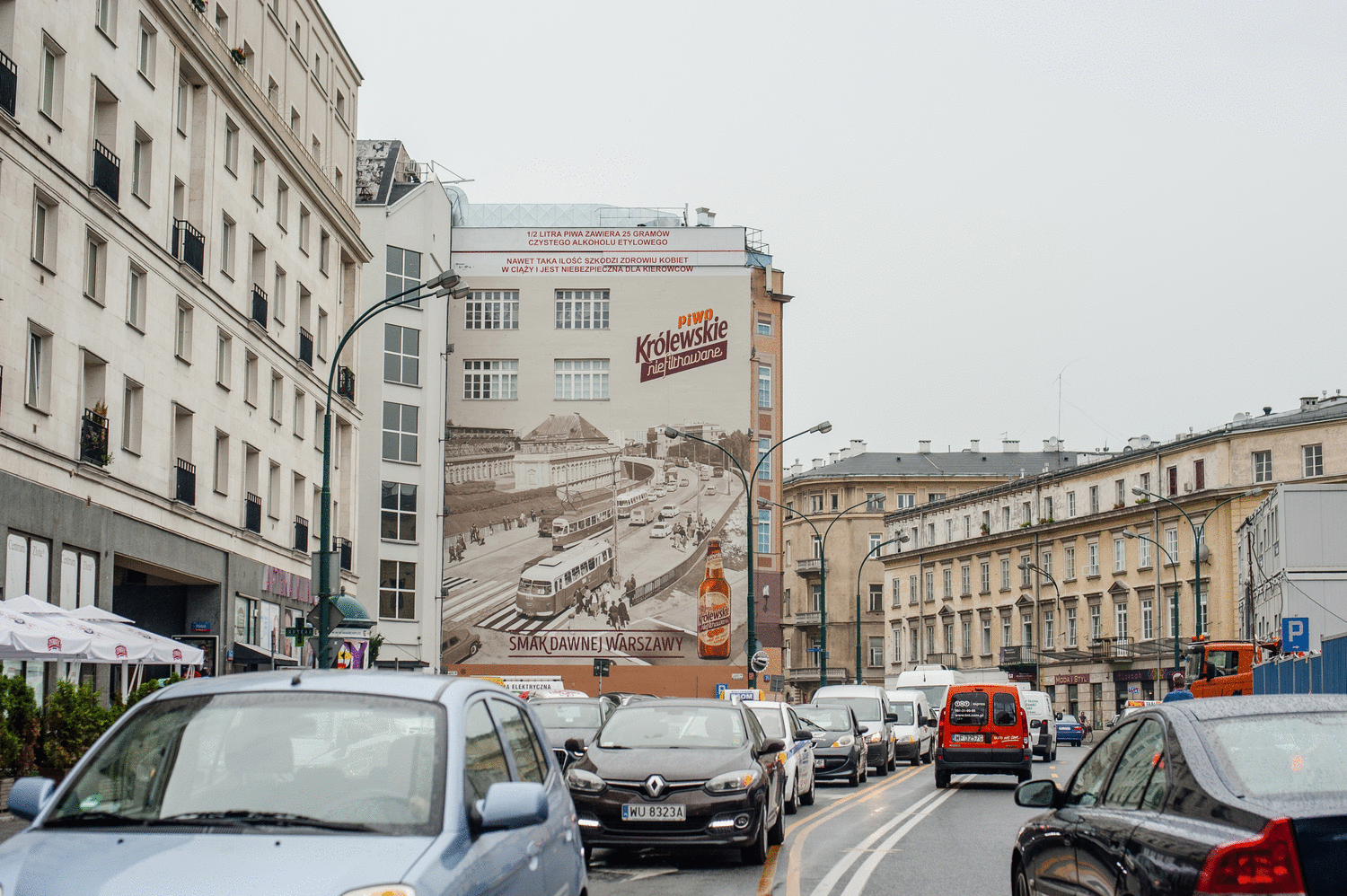 Das Bier Królewskie Nicht filtriert an der Werbefassade im Zentrum von Warschau, an der Fassade vom Kaufhaus Dom Towarowy Bracia Jablkowscy | Krolewskie niefiltrowane | Portfolio