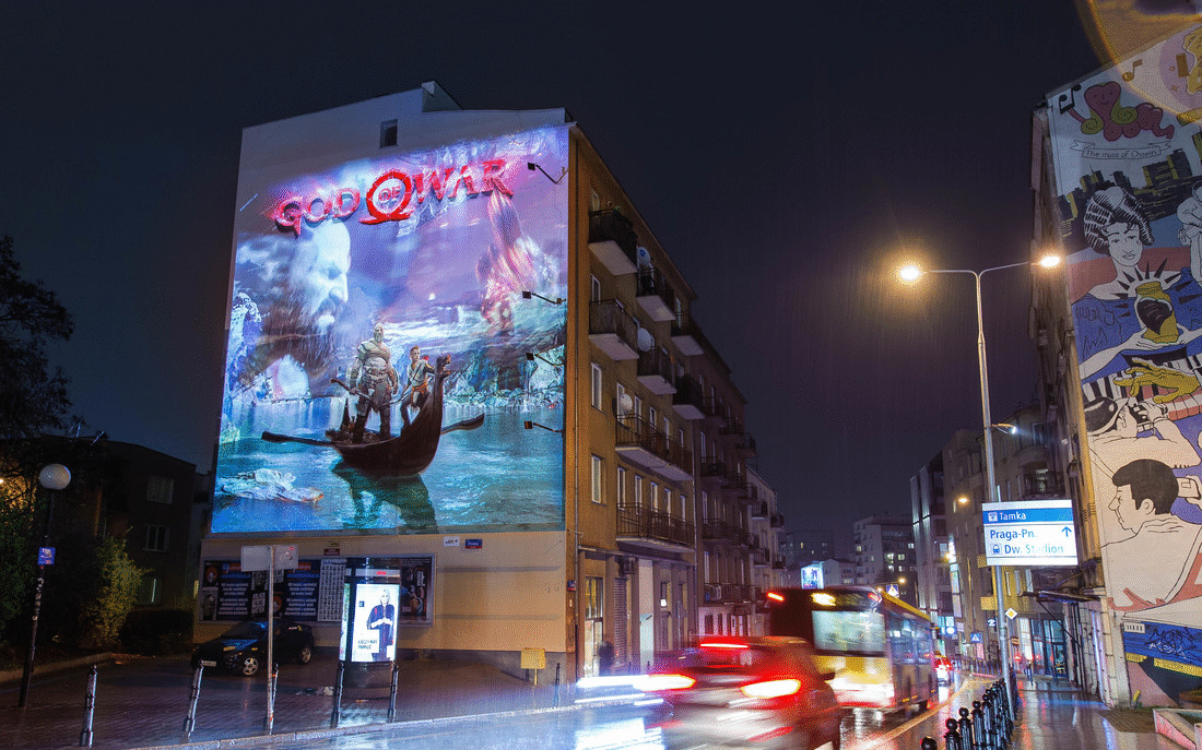 Świecący mural reklamowy na ulicy tamka ze zmieniającym się tłem na zlecenie Play Station | God of War | Portfolio