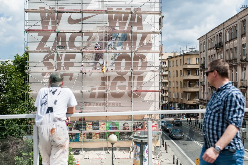 Widok na ulicę Tamka w Warszawie z muralem dla Nike | Nike Vapormax | Portfolio