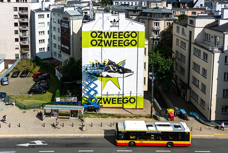 Ręcznie malowana reklama Ozweego Adidas przy metrze Politechnika w Warszawie | Adidas Ozweego | Portfolio