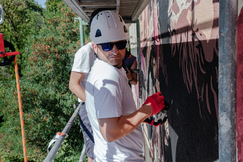 Aktor Borys Szyc przy pracy nad muralem 
