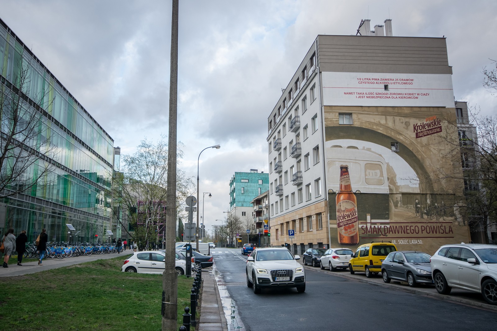 An advertisement mural on Lipowa street in Warsaw for Krolewskie Niefiltrowane | Ręcznie malowana kampania reklamowa dla marki Królewskie | Portfolio
