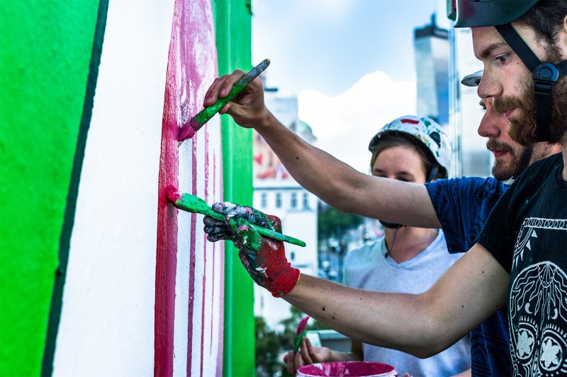 Artists paint advertisment 7up with Fido Dido near Chmielna street | 7Up | Portfolio