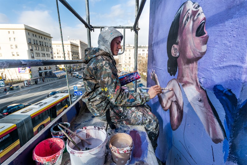 Artists paint mural od underwear Sloggi near Politechnika metro station | Liberating true comfort | Portfolio