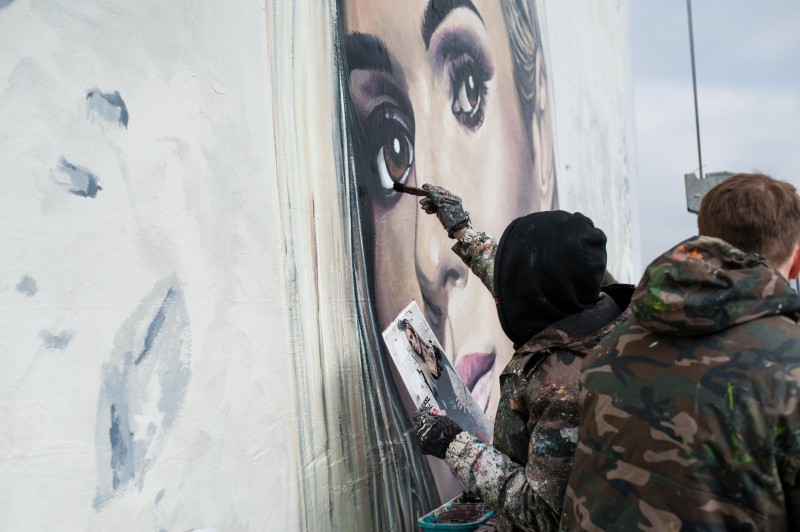 Artists painting paint advertising mural for the film pitbull ostatni pies with the image of Doda | Pitbull. Ostatni pies | Portfolio