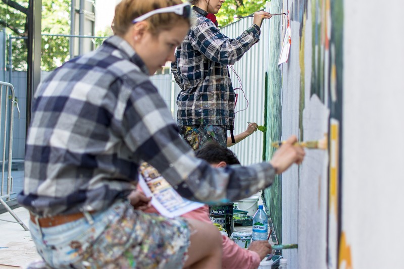 Artyści malują grafikę przy budynku SPARK na Woli | SPARK | Portfolio