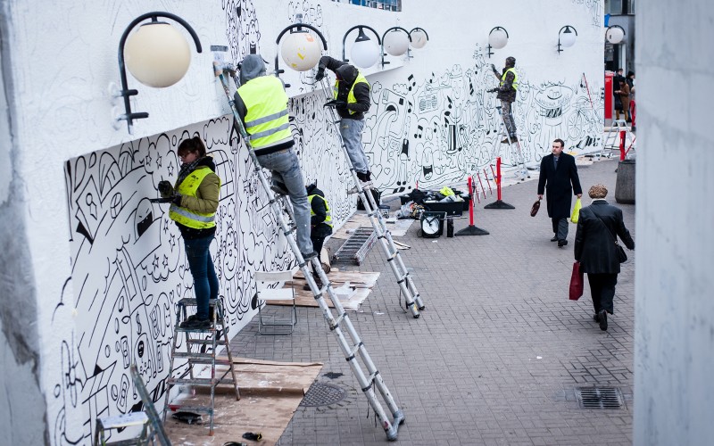 Artyści maluja mural Make Some Noizz na patelni Metro Centrum w Warszawie | Make some Noizz malowane przez Good Looking Studio | Portfolio