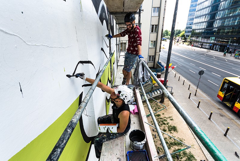 Artyści malują mural dla marki Adidas Ozweego przy metrze Politechnika | Adidas Ozweego | Portfolio