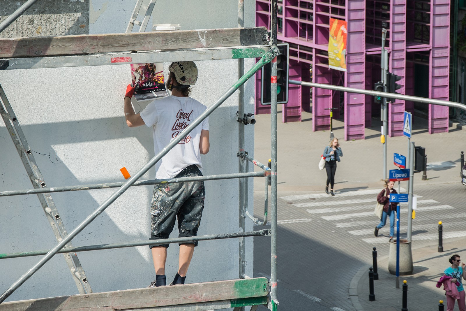 Artyści malują mural reklamowy Rage 2 ul. Dobra 53 w Warszawie | Rage 2 | Portfolio