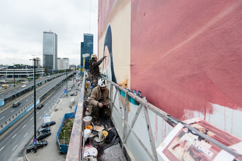 Artyści malujący mural na Chmielnej 98 w Warszawie dla marki Converse | FOREVER CHUCK | Portfolio