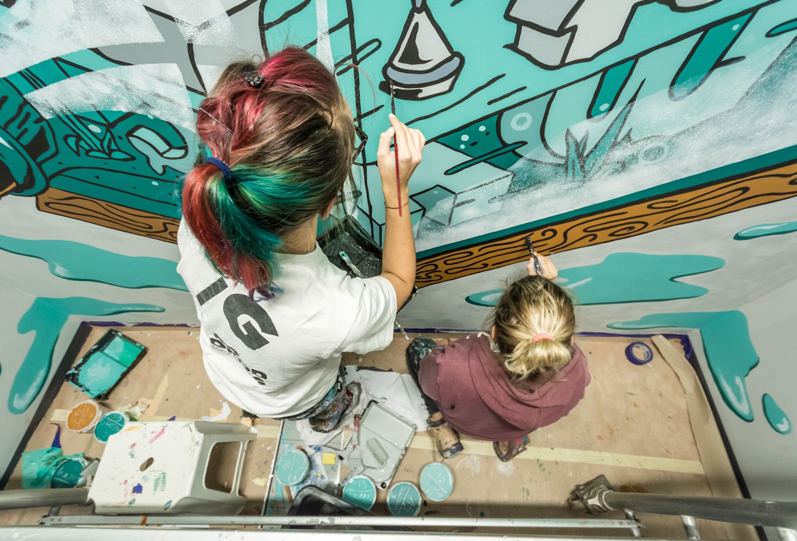 Artyści malujący wall design w biurowcu Q22 w Warszawie dla Deloitte | Malowanie na zlecenie Deloitte | Portfolio