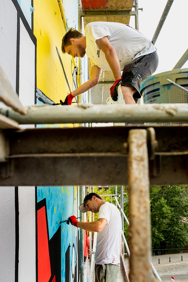 Artyści tworzący mural dla klienta Raiffeisen Polbank we Wrocławiu.jpg | KORZYSTASZ Z MIASTA | Portfolio