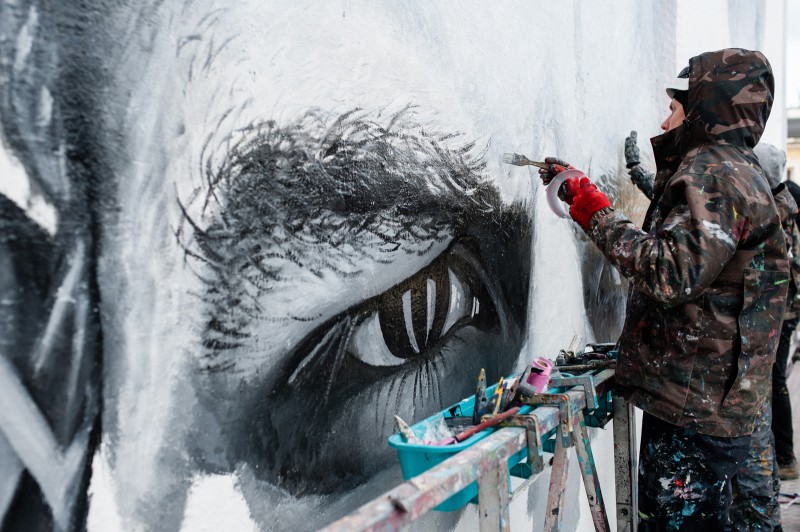 Ein Künstler, der im Auftrag der Firma Adidas auf der Bracka Straße in Warschau ein Werbemural malt | Adidas - Here to Create | Portfolio