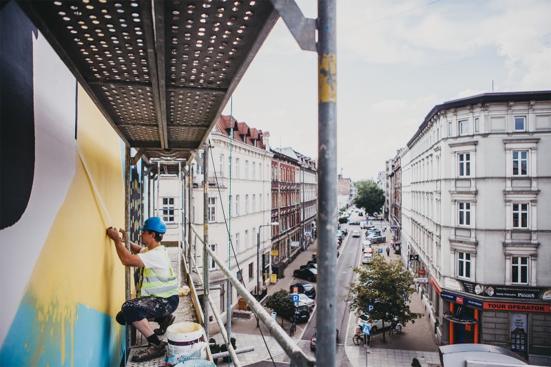 Artysta malujący mural w Katowicach dla klienta Raiffeisen Polbank.jpg | KORZYSTASZ Z MIASTA | Portfolio