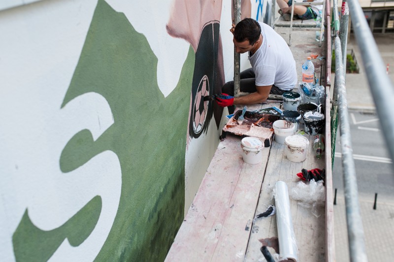 Artysta malujący reklamę dla klienta Adidas przy ulicy Dobrej.jpg | Adidas Football | Portfolio