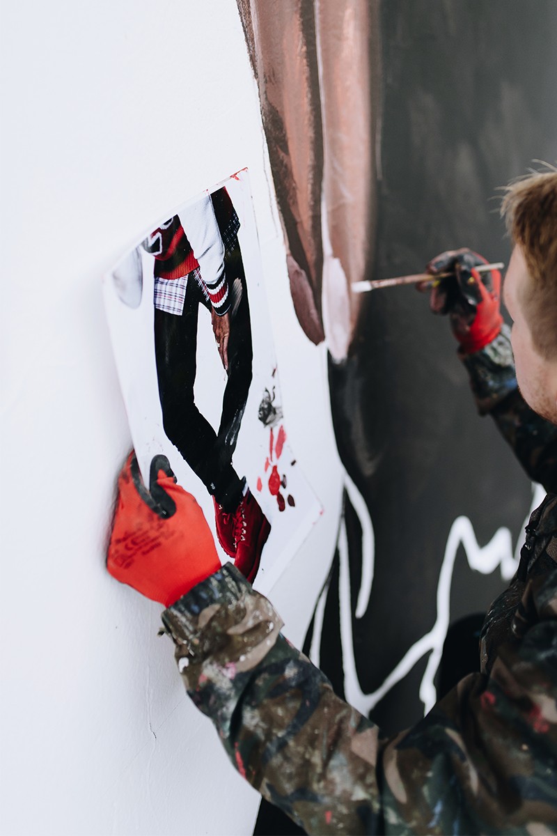Artysta malujący reklamę dla marki odzieżowej Tommy Hilfiger we Wrocławiu | TommyXLewis | Portfolio
