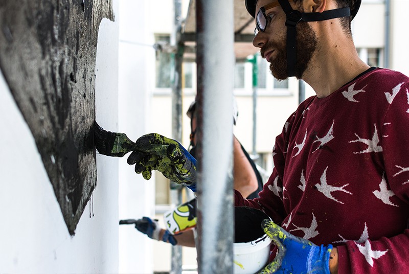 Artysta maluje fotorealistyczny mural na zlecenie Adidas Originals ul. Jaworzyńska 8 | Adidas Ozweego | Portfolio