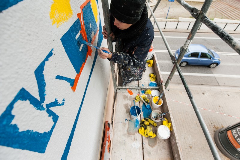 Artysta maluje grafikę ścienną na zlecenie IKEA w Warszawie | NIECH ŻYJE DOM! | Portfolio