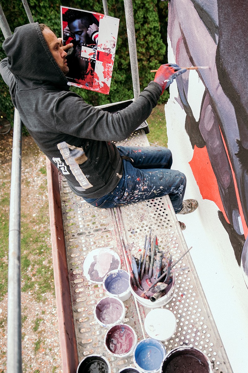 Artysta maluje grafikę ścienną w Poznaniu Tommy Hilfiger | TommyXLewis | Portfolio