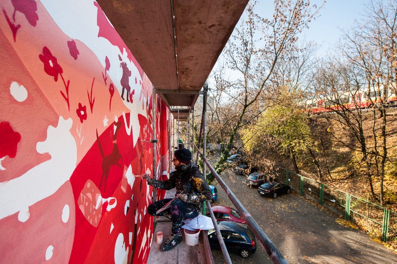 Artysta maluje mural dla marki PKP Intercity w Warszawie | Świętujemy Niepodległość | Portfolio