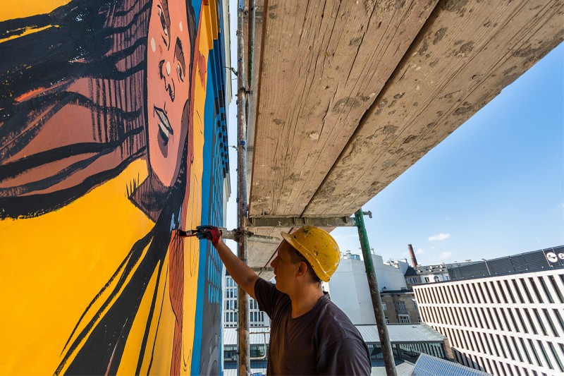 Artysta maluje mural dla marki Swatch przy ul. Pięknej 47 w Warszawie | Big Bold | Portfolio