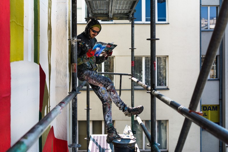 Artysta maluje mural na zlecenie Pilsner Urquell | Original pilsner from Czech Pilsen | Portfolio