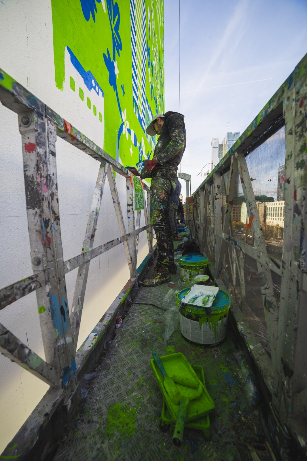 Artysta maluje projekt Jana Kallwejta na budynku przy ulicy Chmielnej | Zielona Energia dla Warszawy | Portfolio