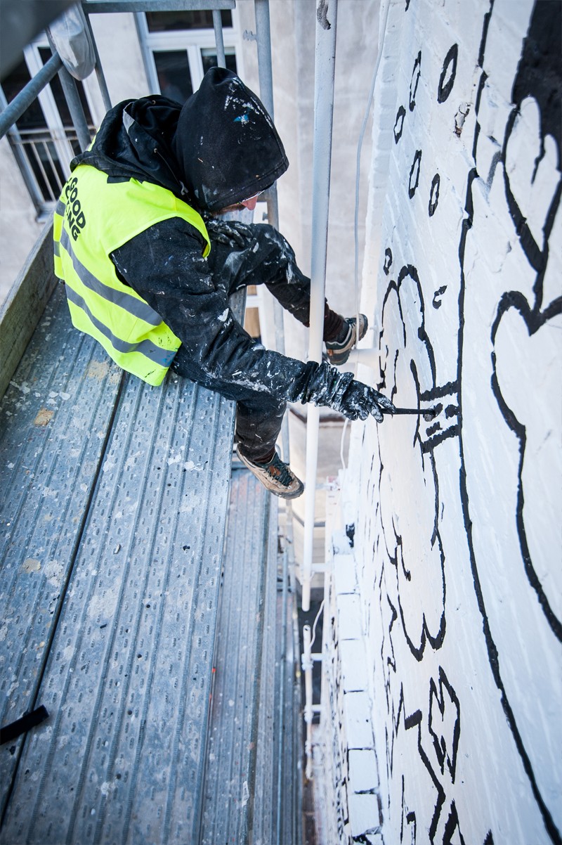 Artysta przy pracy nad muralem Noizzz na rusztowaniu | Make some Noizz malowane przez Good Looking Studio | Portfolio