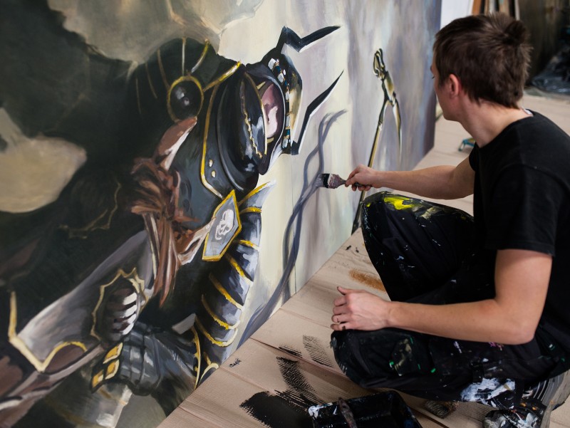 Artysta ręcznie malujący mural w Zamku w Mosznej | Wiedźmin - Pałac w Mosznej | Portfolio