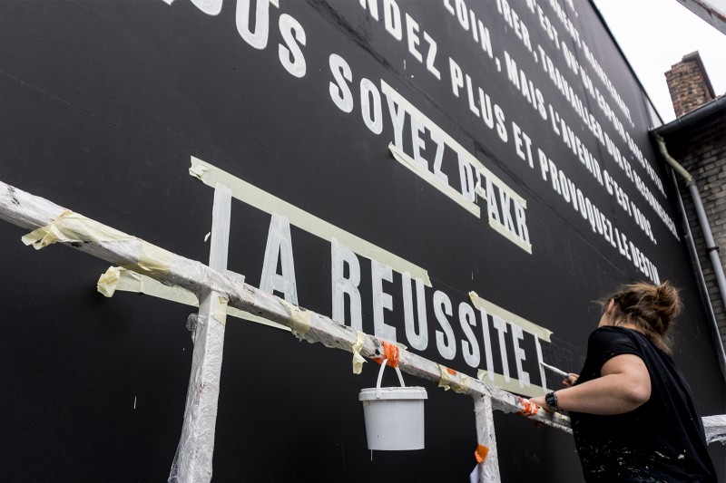 Artystka malująca mural reklamowy typografia w Paryżu.jpg | More than an athlete | Portfolio