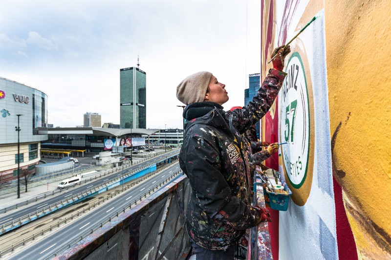 Artystka malująca mural z okazji 150 lat marki Heinz | 150 lat marki Heinz | Portfolio