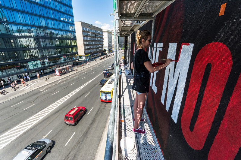 Artystka maluje mural dla HBO GO na premierę serialu Opowieść podręcznej | Opowieść podręcznej | Portfolio