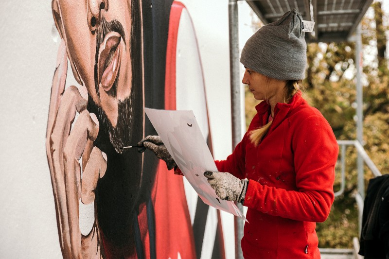 Artystka maluje mural dla marki Tommy Hilfiger w Poznaniu | TommyXLewis | Portfolio