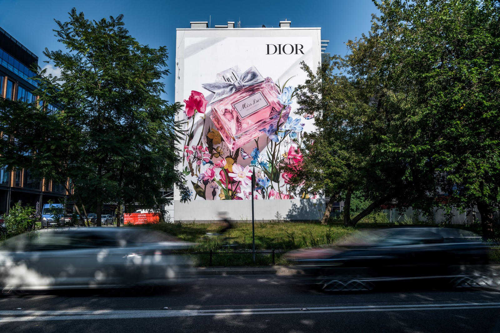 Artystyczny mural reklamowy Dior na ulicy Drewnianej  | Miss Dior | Portfolio