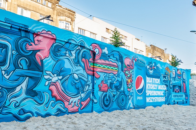 Artystyczny mural reklamowy na ulicy Piotrkowskiej w Łodzi | #FORTHELOVEOFIT | Portfolio