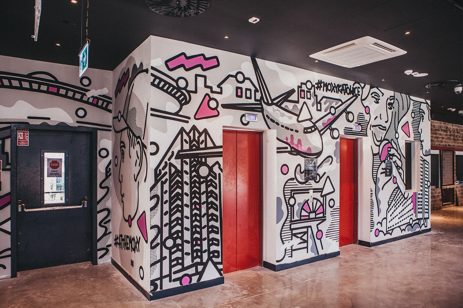 Artystyczny mural w przestrzeni hotelowej Moxy Katowice.jpg | Hotelowy hall | Portfolio