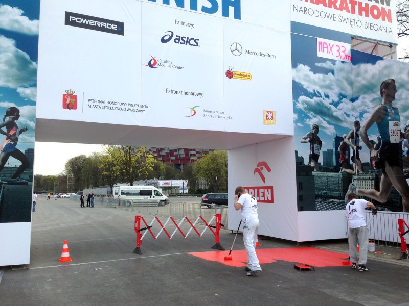 Branding - painting Orlen Warsaw Marathon finishing line  | Orlen Warsaw Marathon | Portfolio