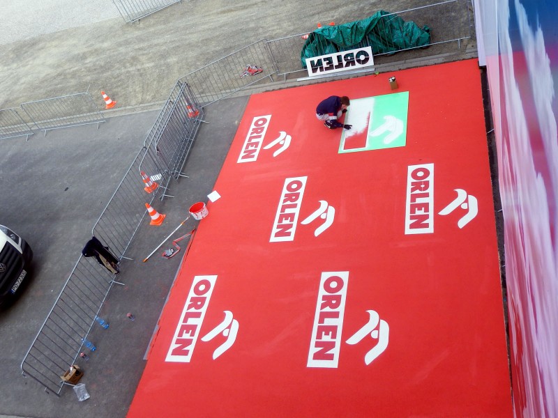 Branding miejsc - ręczne malowanie mety Orlen Warsaw Marathon | malowanie powierzchni na wydarzenia sportowe | Portfolio