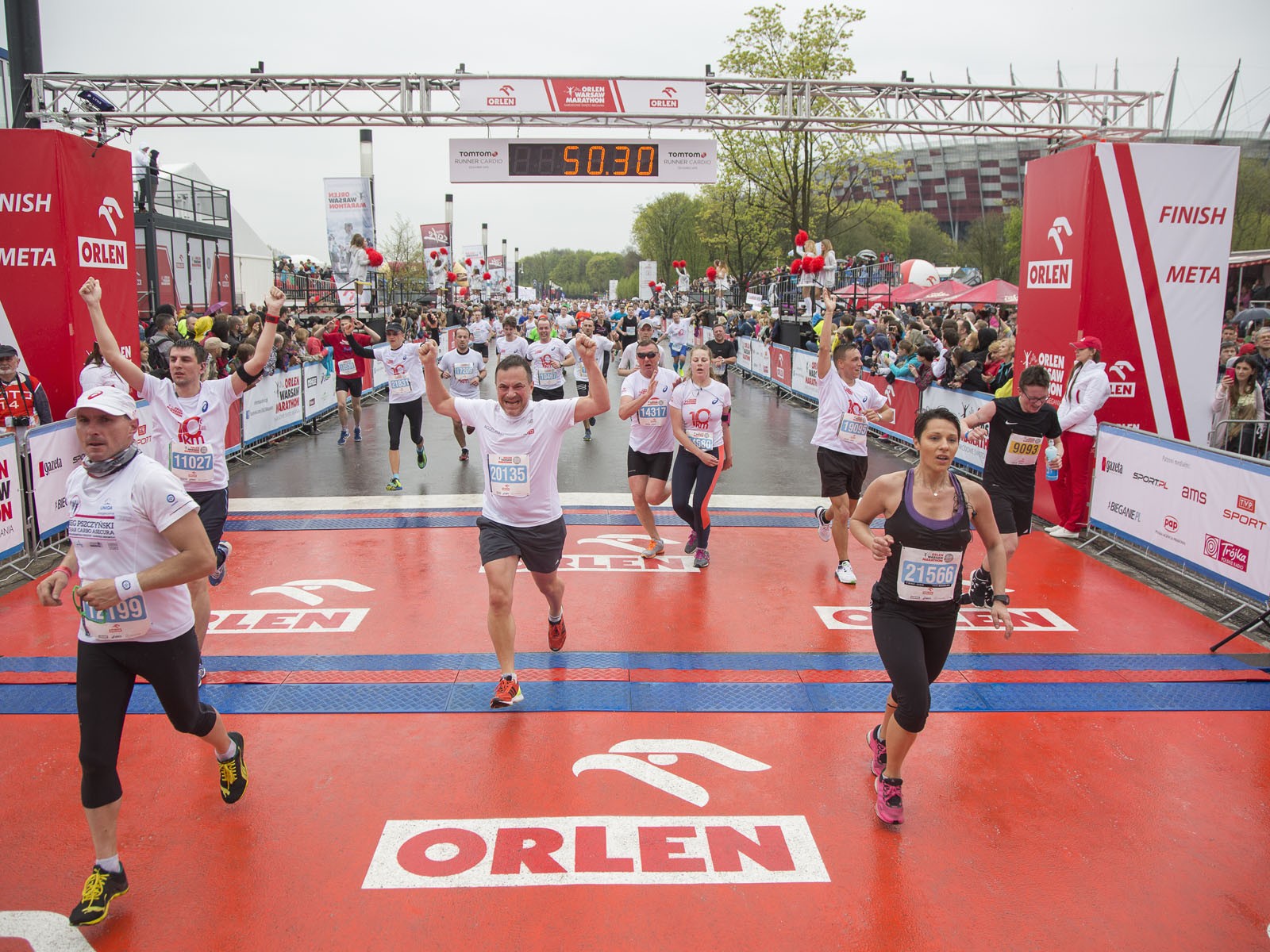 Branding miejsc - ręcznie malowana meta Orlen Warsaw Marathon | malowanie powierzchni na wydarzenia sportowe | Portfolio