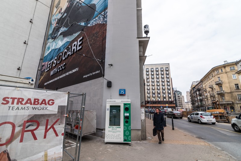 Butelkomat aktywujący mural CCC na ulicy Brackiej w Warszawie | LET'S CARE | Portfolio