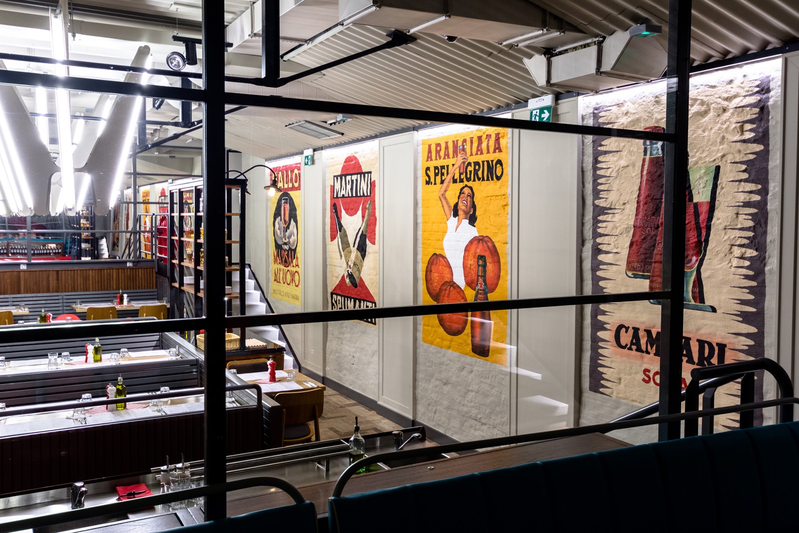 Das Interieur des Restaurants OTTO-Pompieri mit handgemalten Wandgemälden dekoriert | OTTO Pompieri - Cantinetta | Portfolio