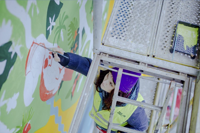 Detalizowanie malunku muralu Rainbow tours w Gdańsku | Kampania dla biura podróży Rainbow | Portfolio