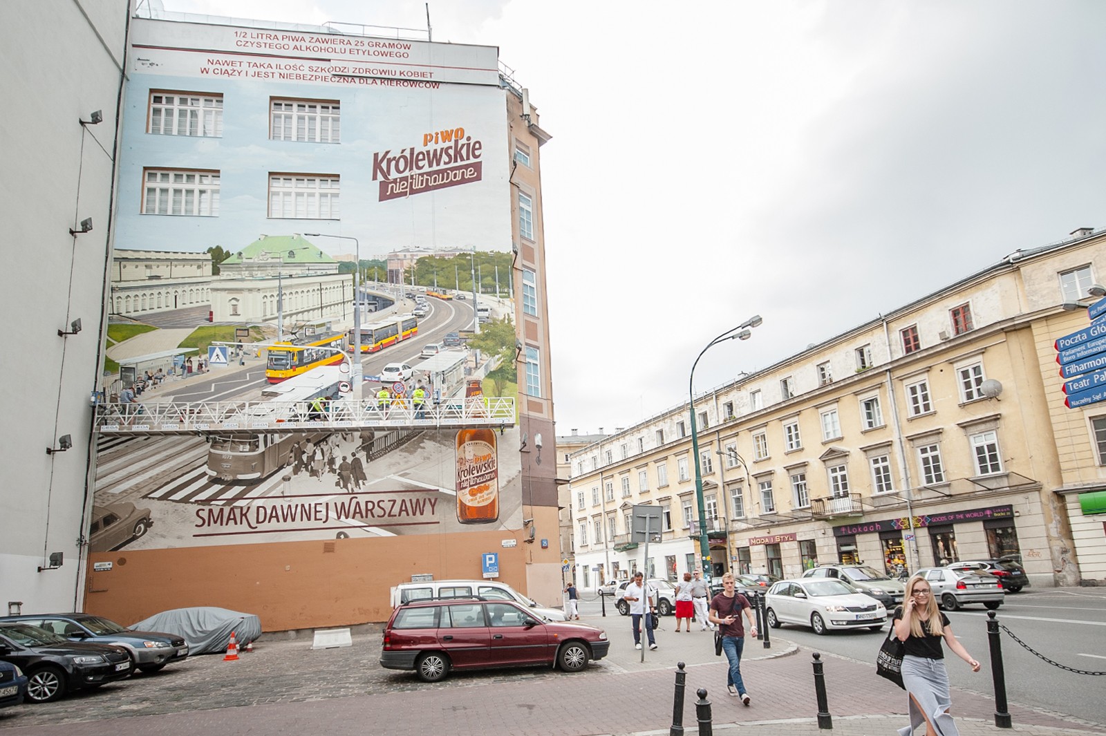 Dom Towarowy Bracia Jabłkowscy widziany z ulicy Kruczej z muralem przedstawiającym reklamę piwa Królewskie niefiltrowane | Krolewskie niefiltrowane | Portfolio