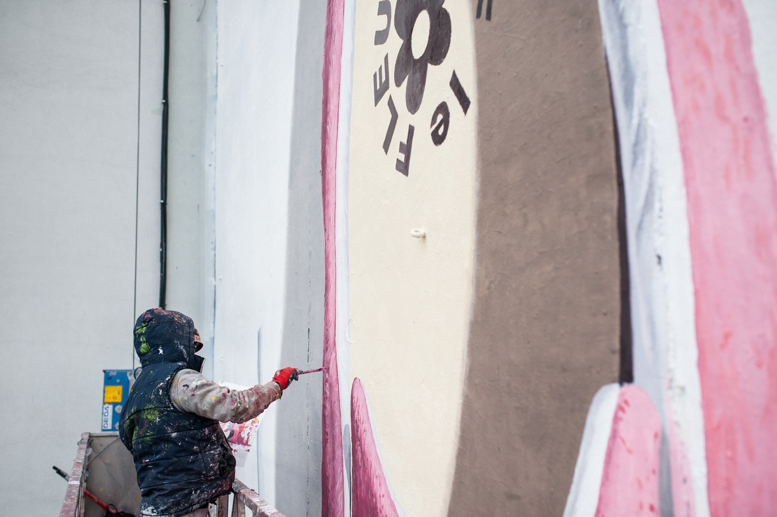 Ein von Malern handgemaltes Werbemural in der Bracka Straße im Auftrag von Converse | GOLF le FLEUR* x CONVERSE | Portfolio
