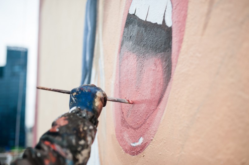 Graffiti reklamowe na Chmielnej 98 w Warszawie | FOREVER CHUCK | Portfolio
