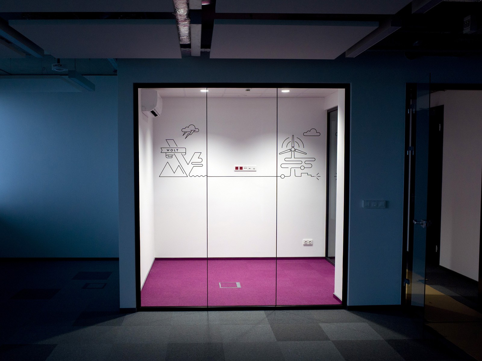 Grafika ścienna WOLT - siedziba firmy Fortum we Wrocławiu | wall design we wnętrzach biura | Portfolio