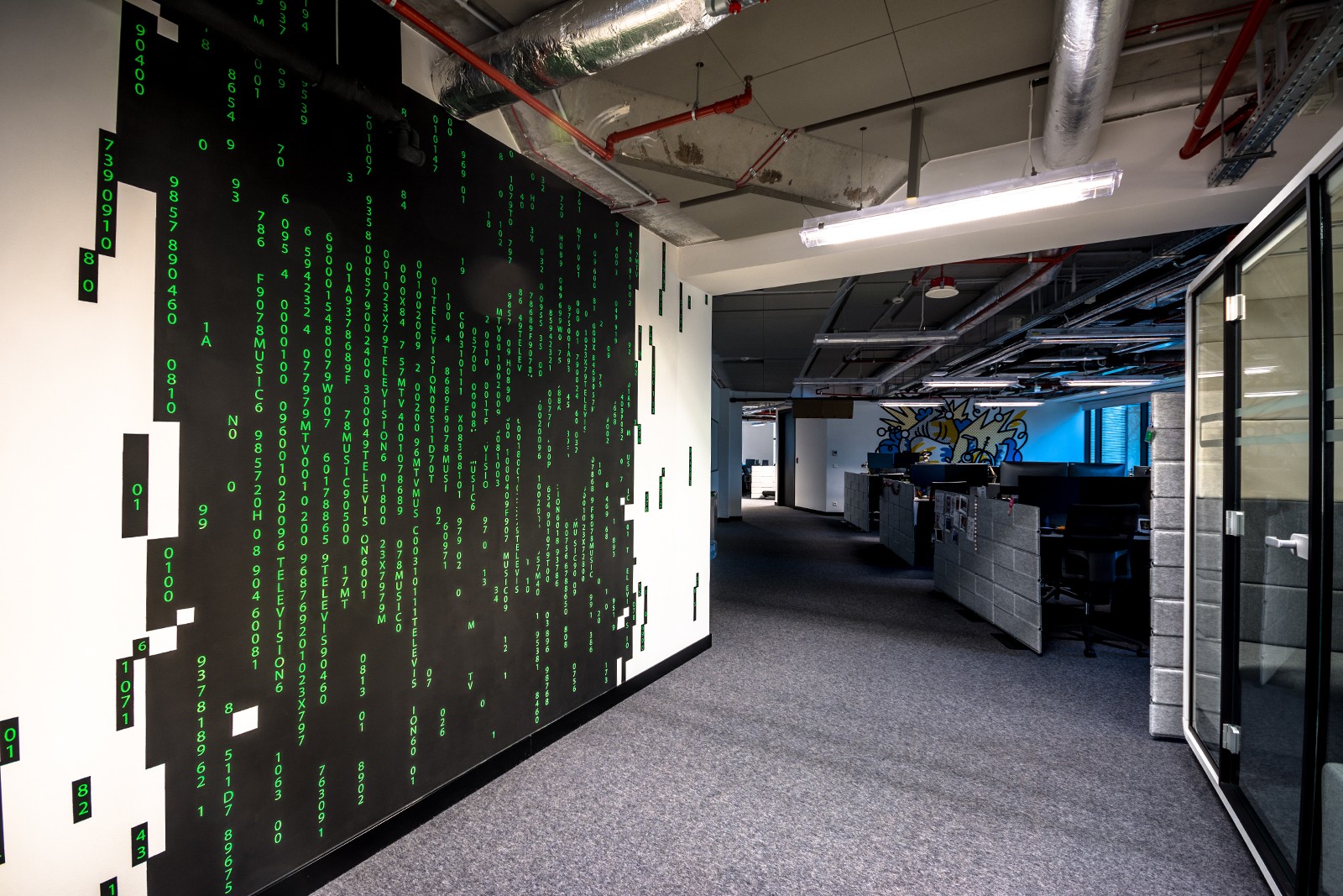 Grafika ścienna jak z Matrixa w przestrzeniach biurowych Viacom.jpg | Przestrzeń biurowa | Portfolio