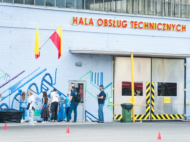 Hala Obsług Technicznych w Warszawie Zajezdnia Woronicza malowanie ściany | Ściana zajezdni ZTM - Dni transportu publicznego | Portfolio