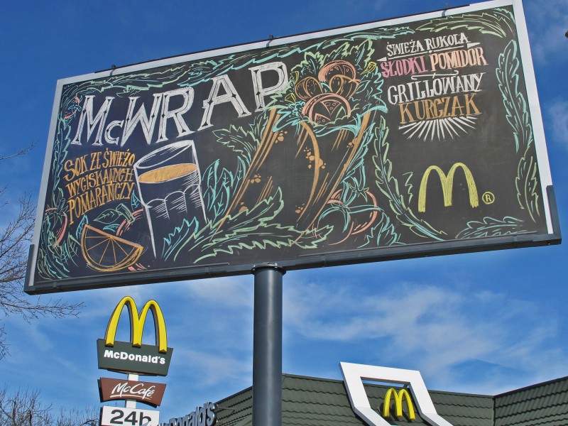Kredowe Menu mural McDonald's Polska oferta w Warszawie | Billboard malowany kredą na zlecenie McDonald's | Portfolio